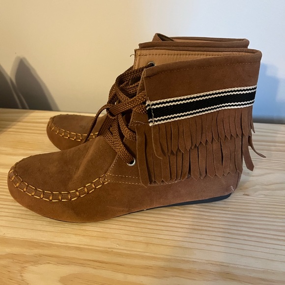 Moccasin Boots size 8.5 - Picture 5 of 7